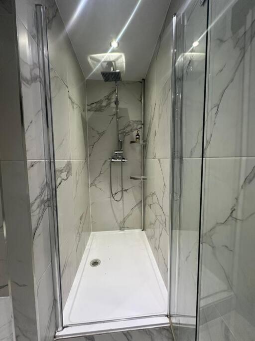 2 Bedrooms In Plaistow Near Tube To * Londen