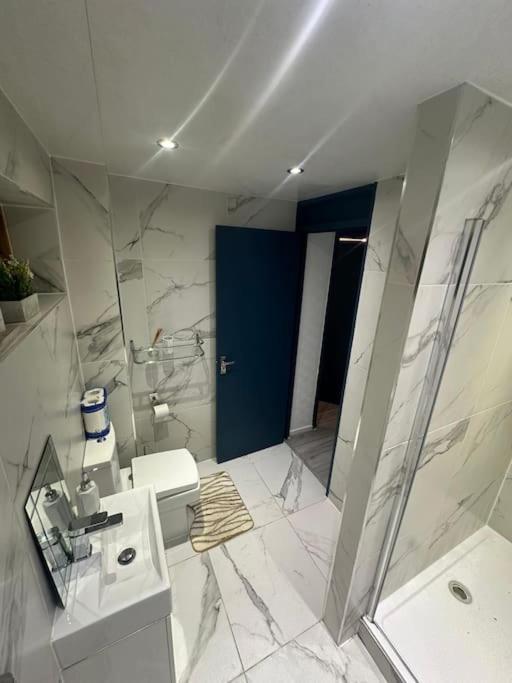 2 Bedrooms In Plaistow Near Tube To Appartement Londen