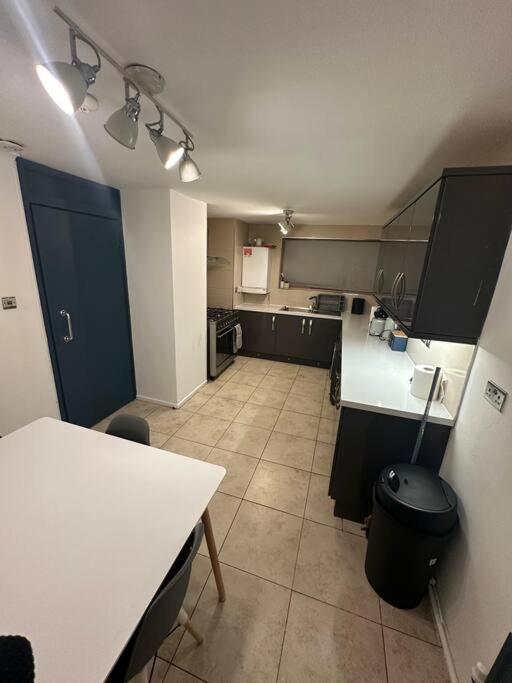 2 Bedrooms In Plaistow Near Tube To Appartement