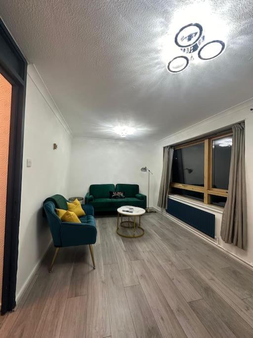 2 Bedrooms In Plaistow Near Tube To Appartement *