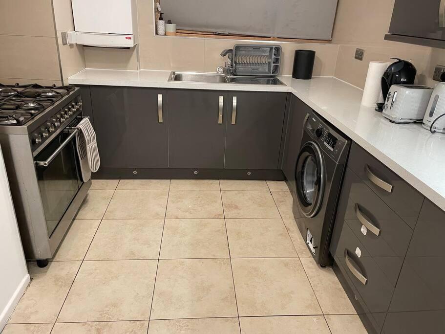 2 Bedrooms In Plaistow Near Tube To Appartement Londen