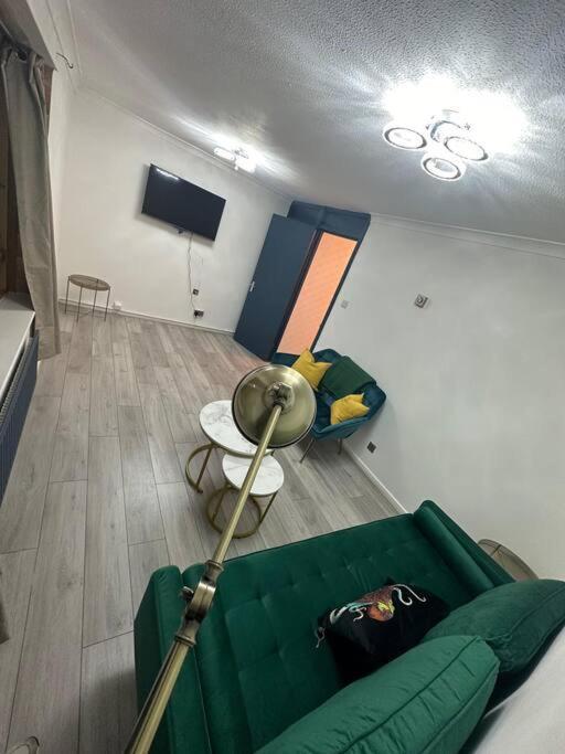 2 Bedrooms In Plaistow Near Tube To * Londen