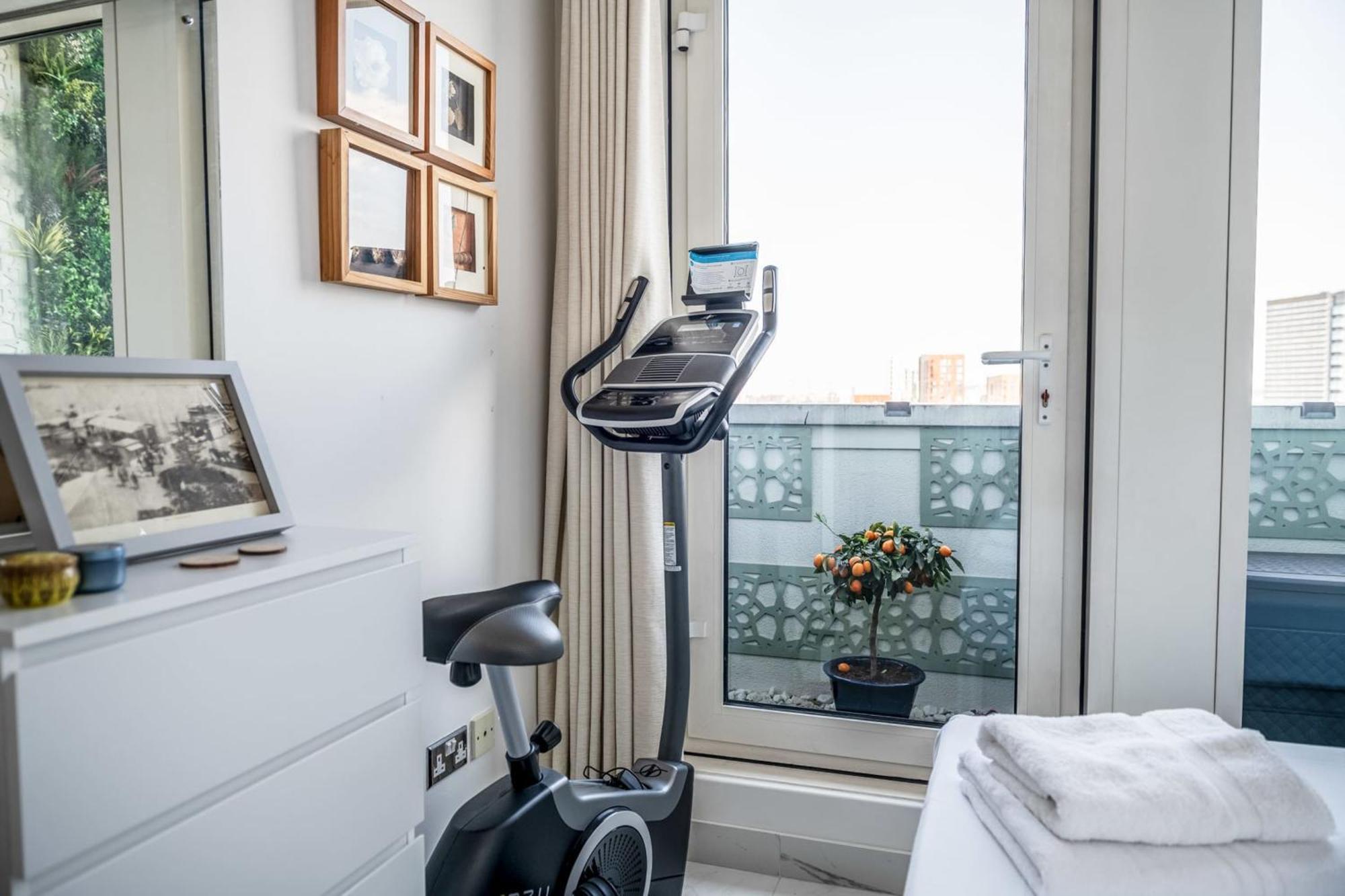 Canary Wharf Retreat With Free Secure Parking London