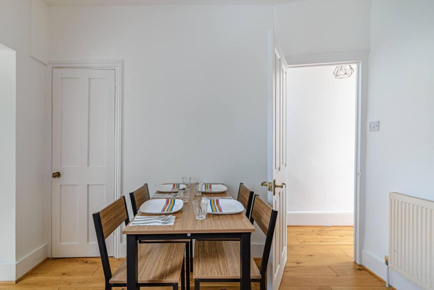 Pass The Keys Modern Simplicity 10mins From Westfield, Stratford Holiday home London