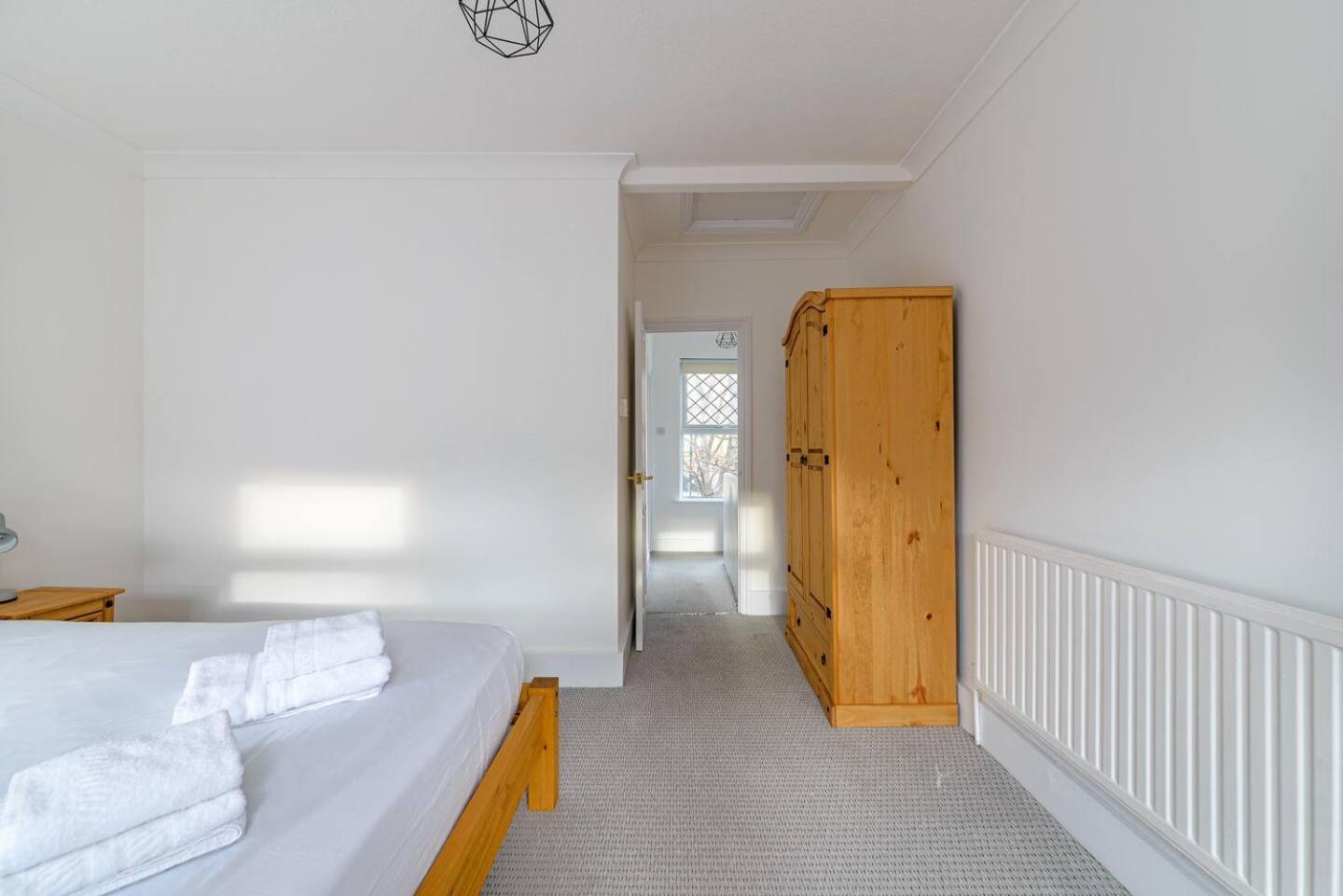 Holiday home Pass The Keys Modern Simplicity 10mins From Westfield, Stratford *