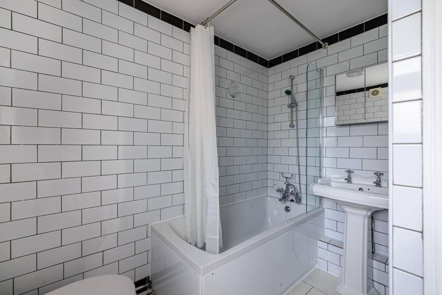 Pass The Keys Modern Simplicity 10mins From Westfield, Stratford *