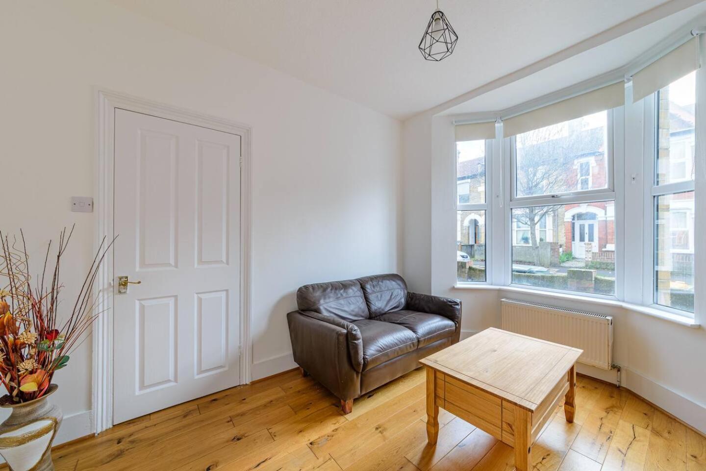 Holiday home Pass The Keys Modern Simplicity 10mins From Westfield, Stratford London