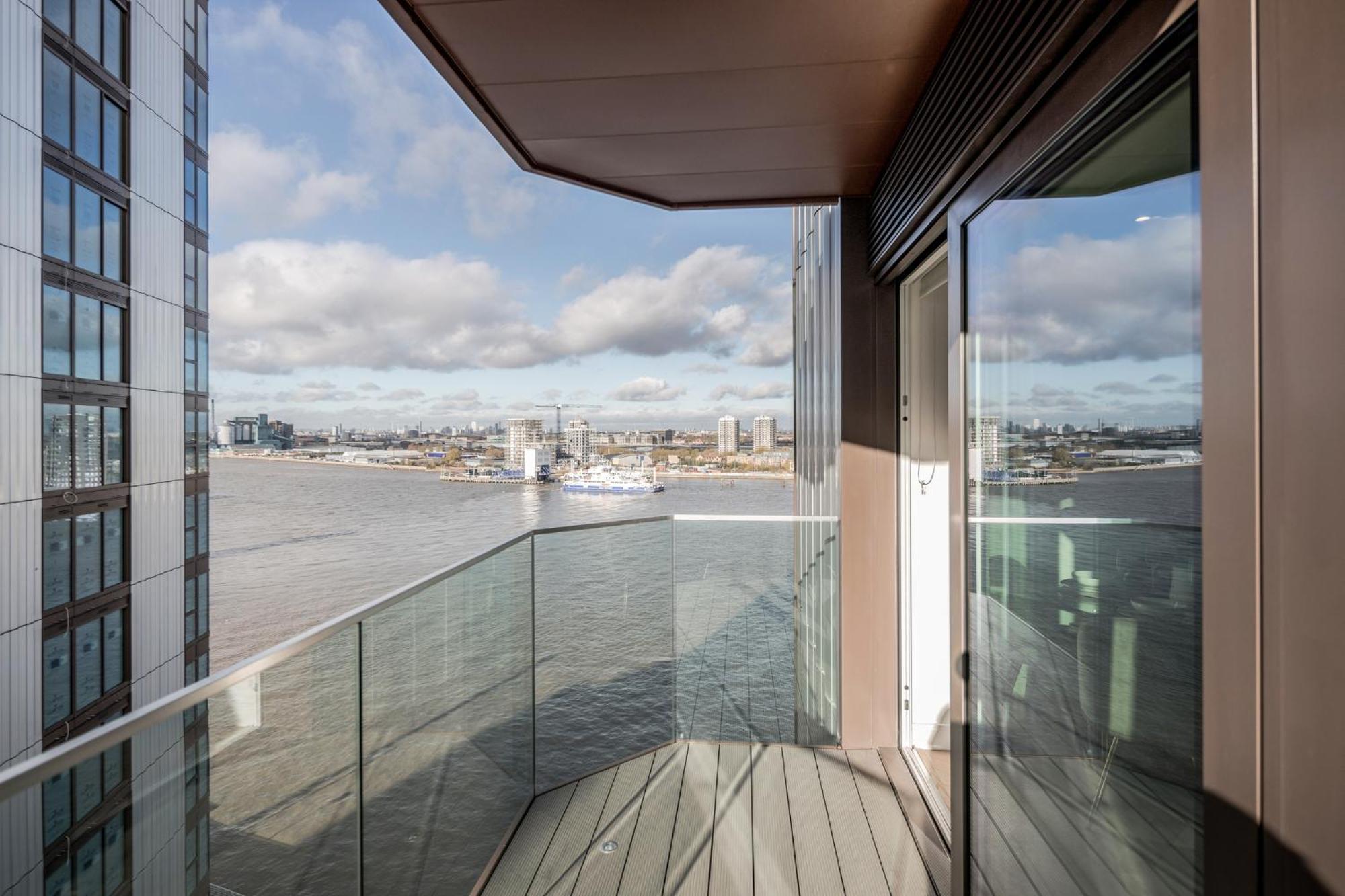 New Riverside Sleeps 5 Easy To Tour Apartment London