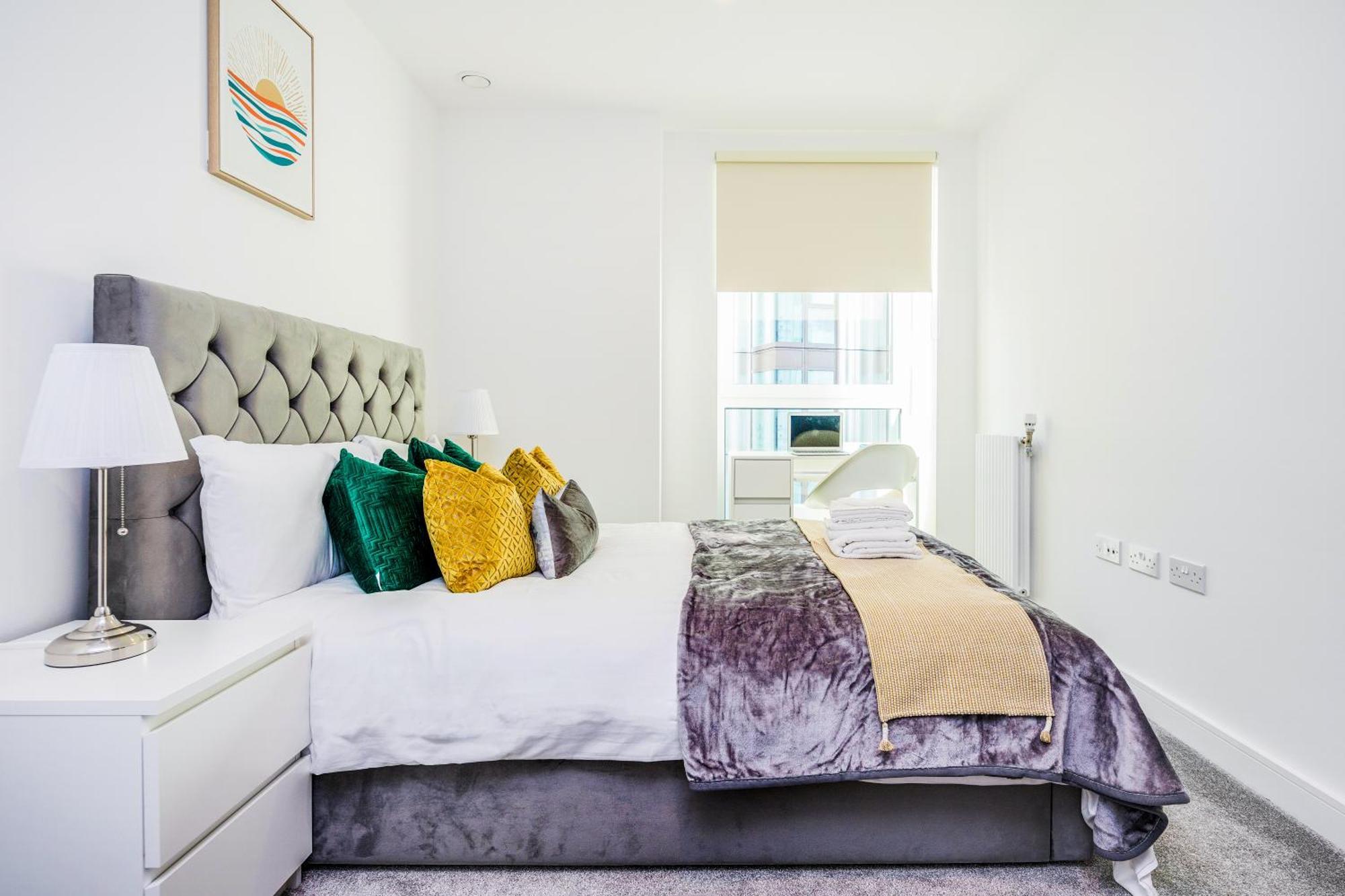 New Riverside Sleeps 5 Easy To Tour * London