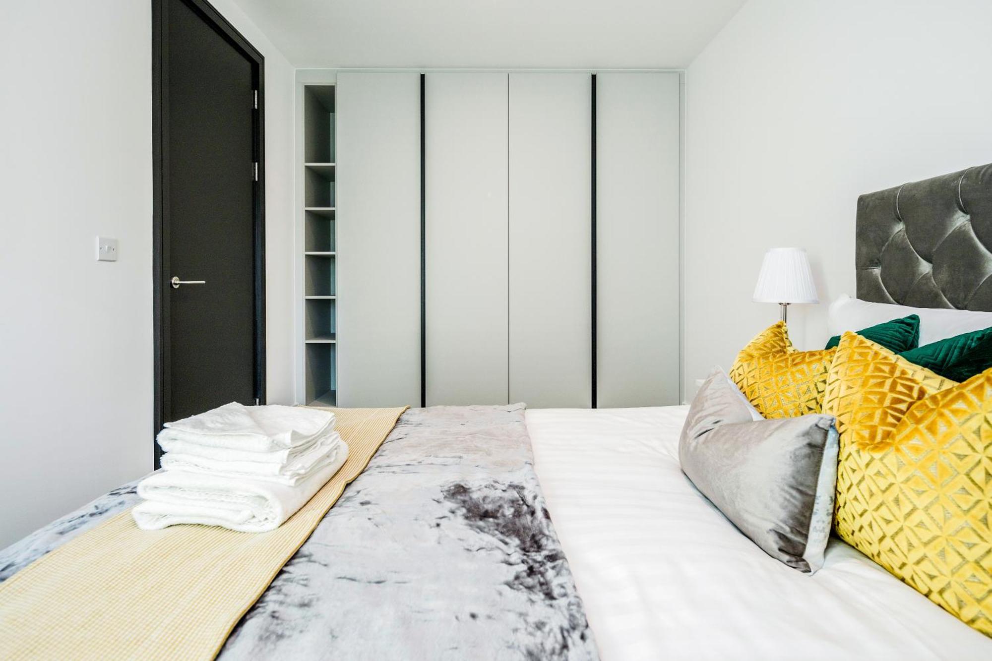 New Riverside Sleeps 5 Easy To Tour * London