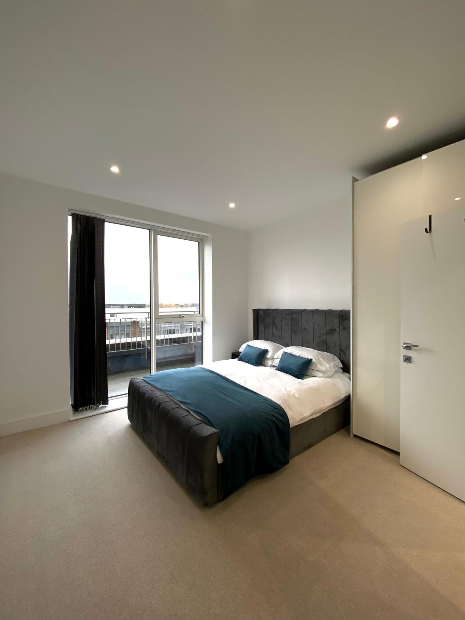 Spacious 2 Bedroom Penthouse Retreat Apartment *
