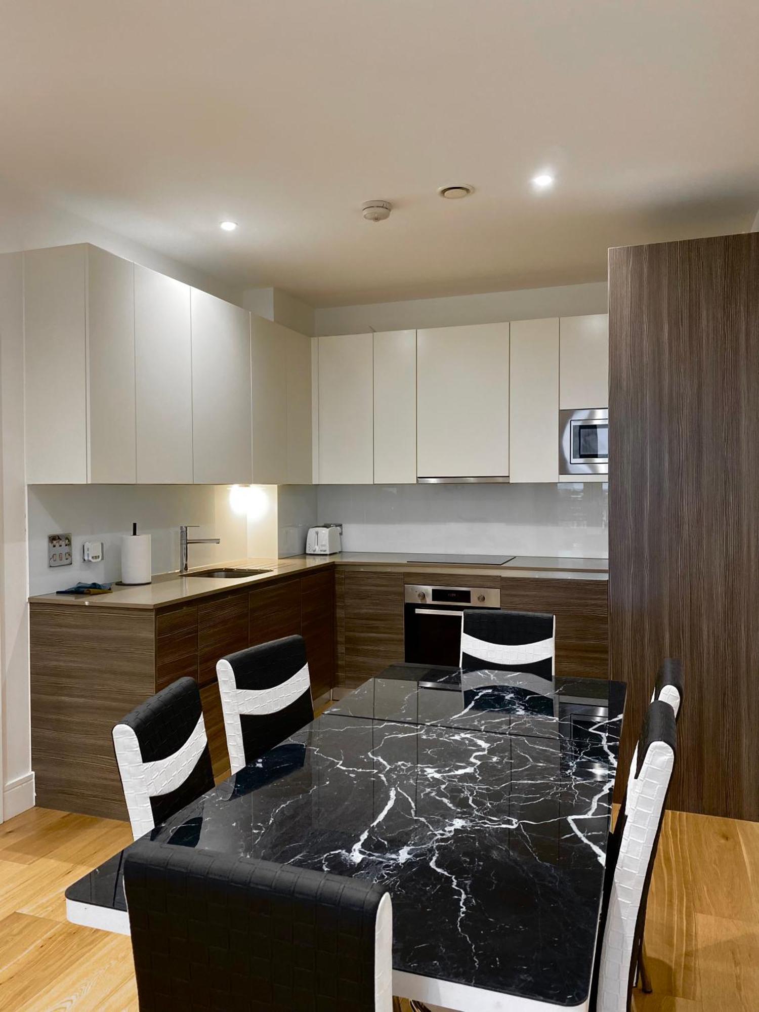 Apartment Spacious 2 Bedroom Penthouse Retreat *