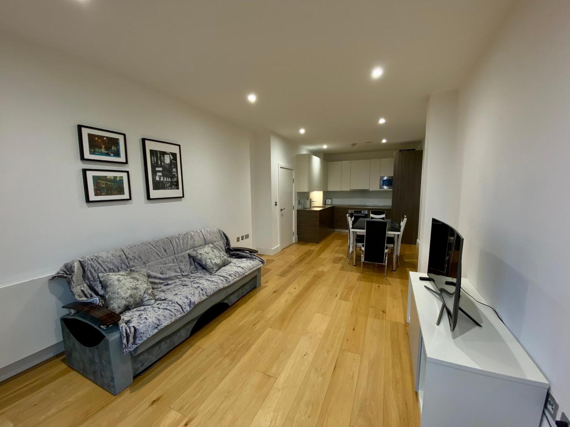 Spacious 2 Bedroom Penthouse Retreat * London
