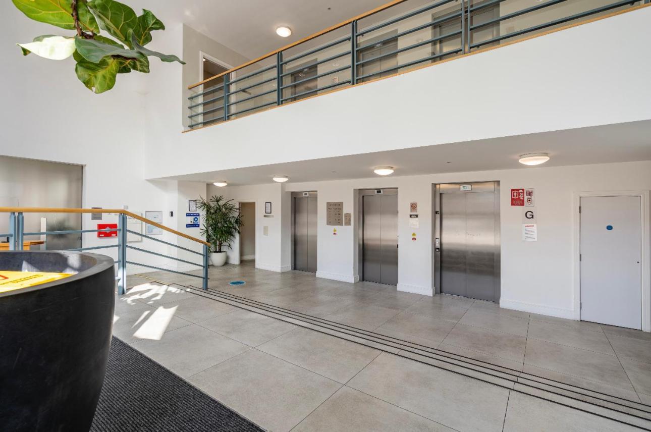 Spacious 2 Bedroom Penthouse Retreat Apartment London