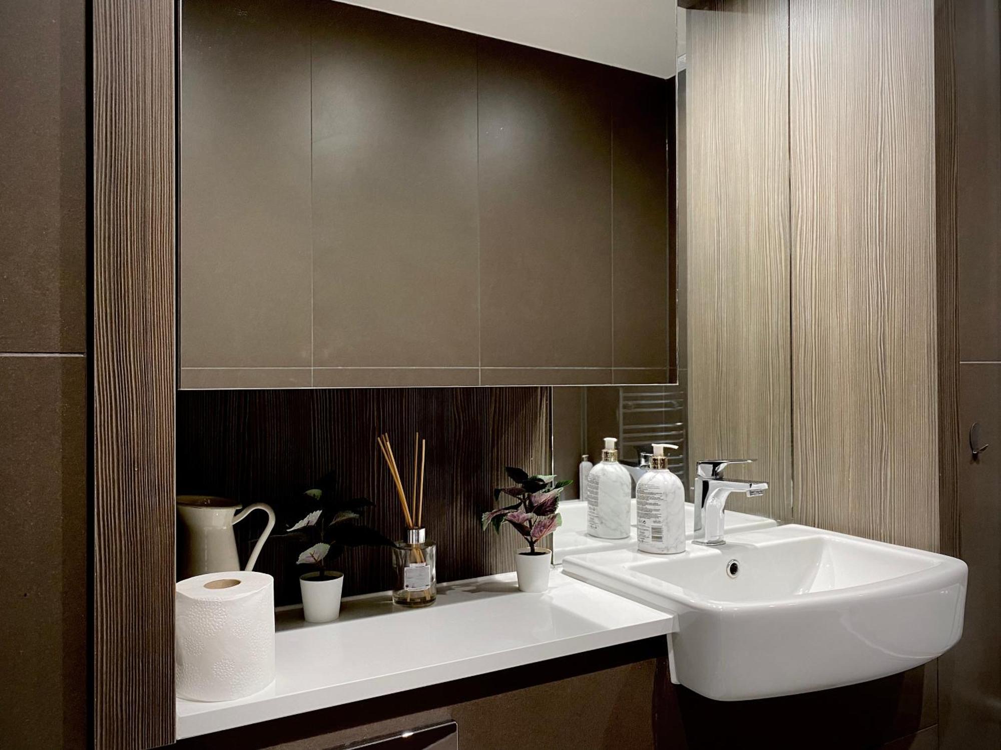 Spacious 2 Bedroom Penthouse Retreat Apartment *