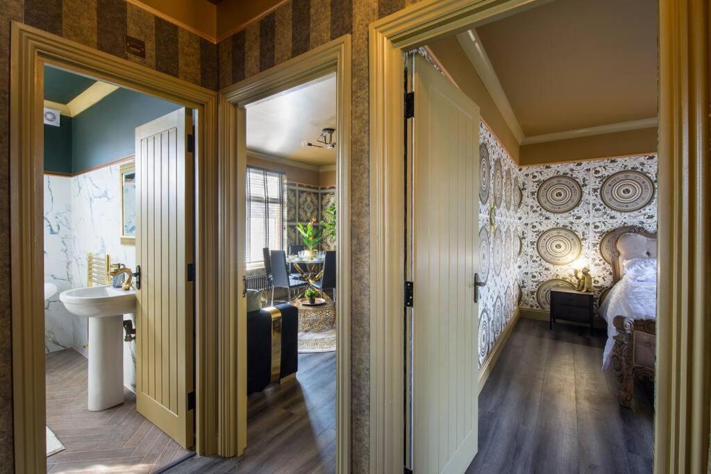 Lux Versace Pad Sleeps 10 Hot Tub, Cinema & Games Apartment London