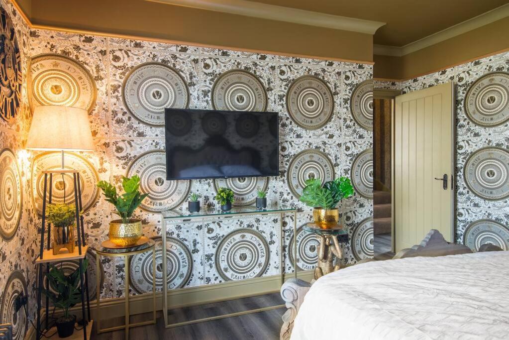 Lux Versace Pad Sleeps 10 Hot Tub, Cinema & Games Apartment London
