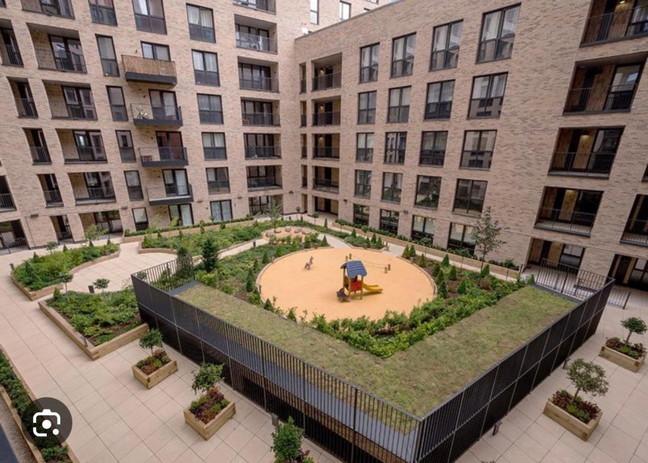 Stunning One-bedroom Apartment- Next To Tube Station- Sleeps 3 * Londen