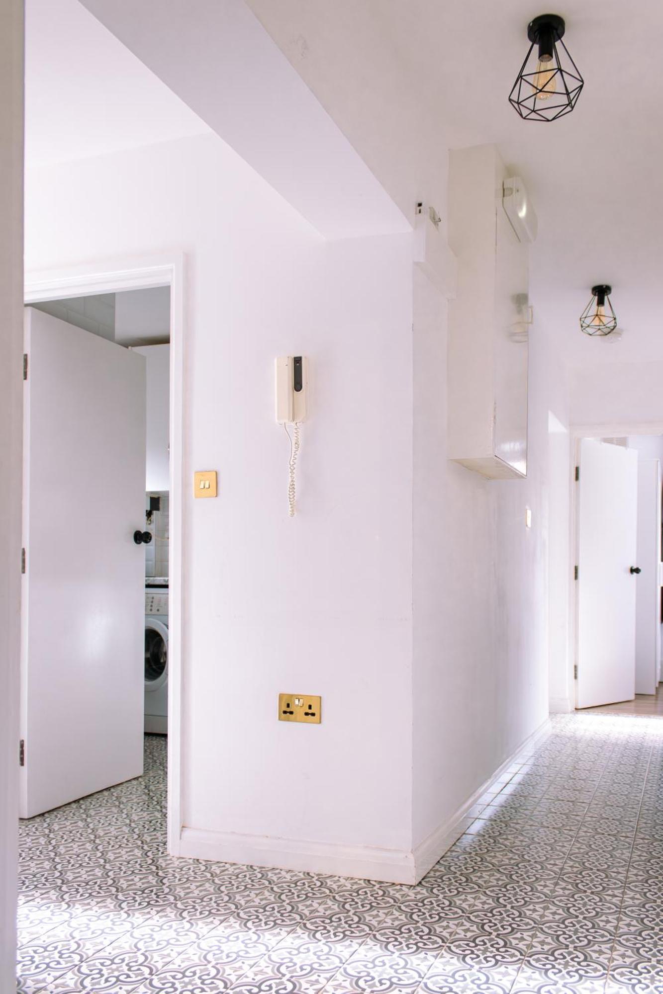 Apartment 4 Bedroom Near Centre 2-min Walk To Metro !! Business & Family Friendly!!