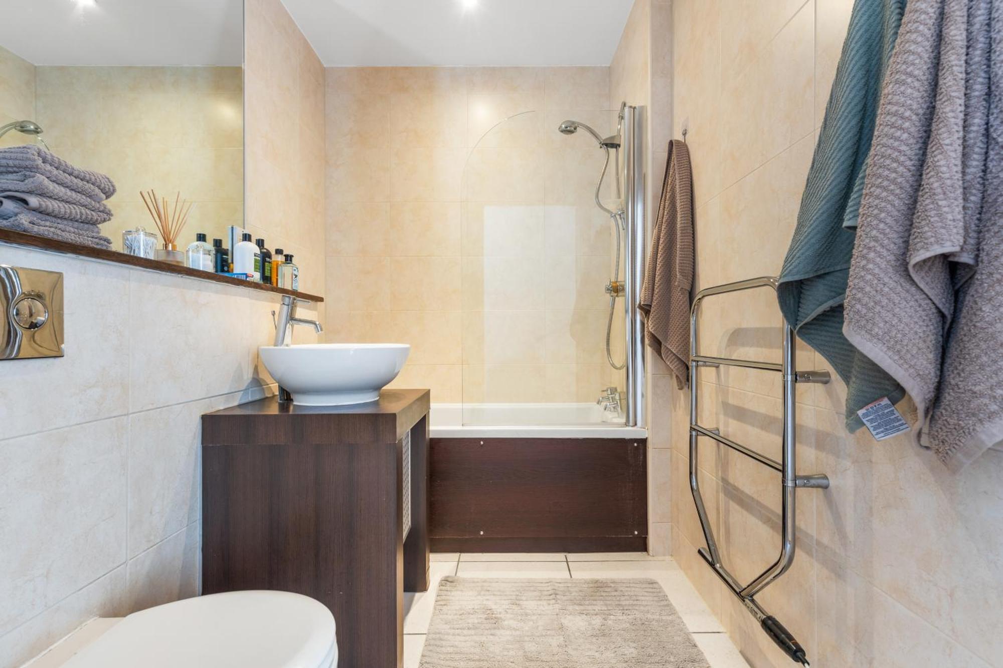 View Short Walk To Tower Bridge, Free Car Parking Apartment