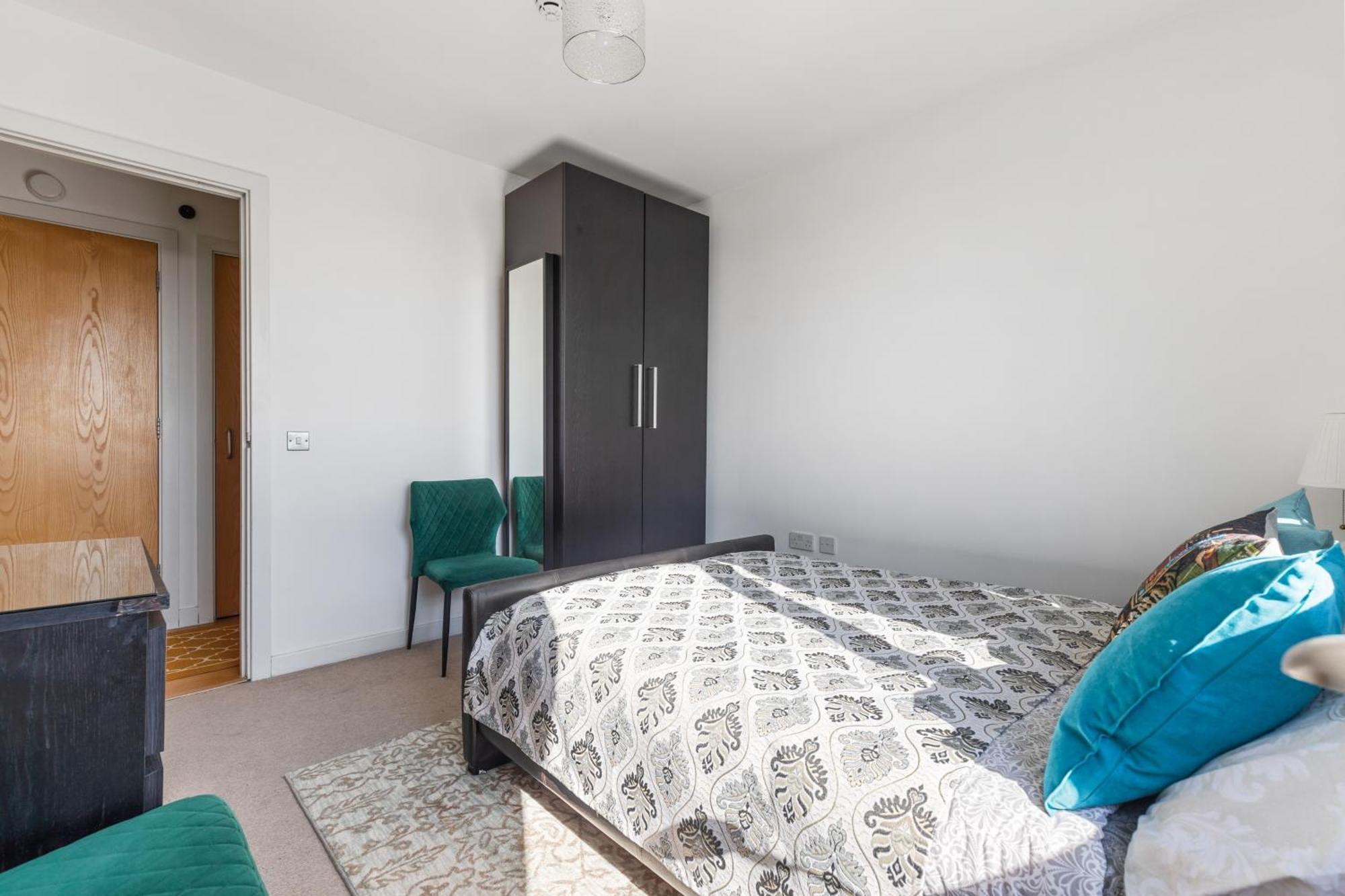 View Short Walk To Tower Bridge, Free Car Parking Apartment *