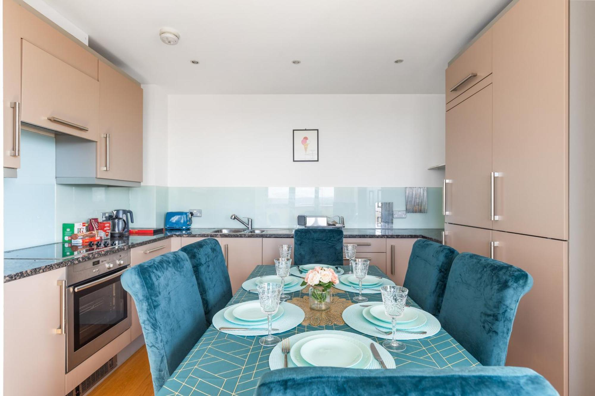 View Short Walk To Tower Bridge, Free Car Parking Apartment London