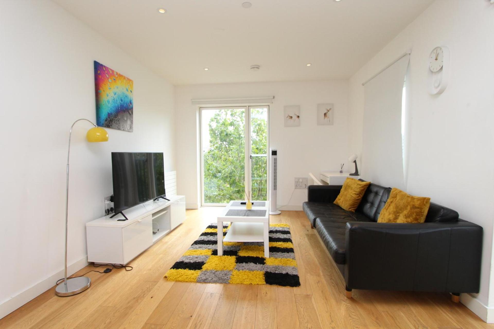 Spacious & Modern 1 Bedroom Close To Station In E16 Appartement *