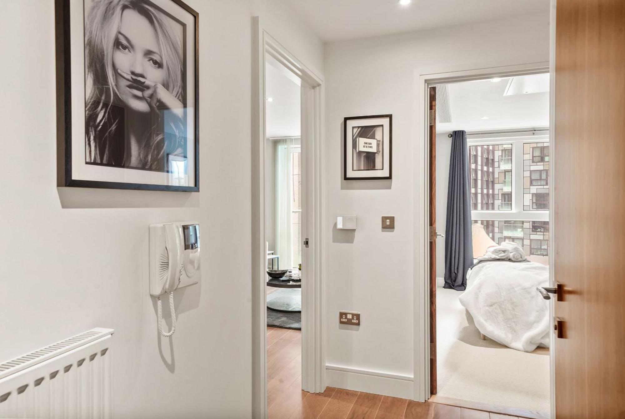 Apartment Luxury 1 Bed Flat, Minutes From Canary Wharf And South Quay Station *