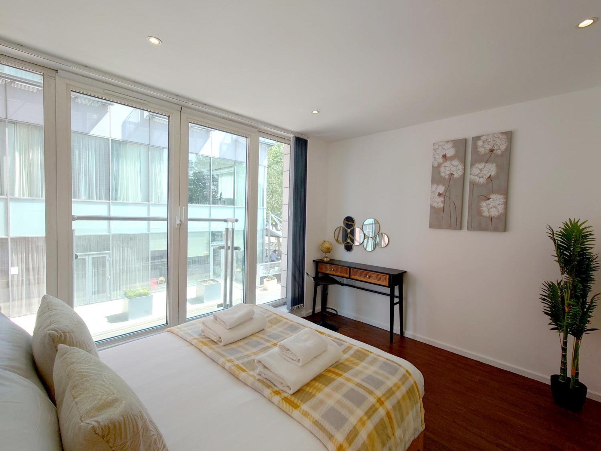 Fully Serviced Two Bed By Excel & O2 Apartment London