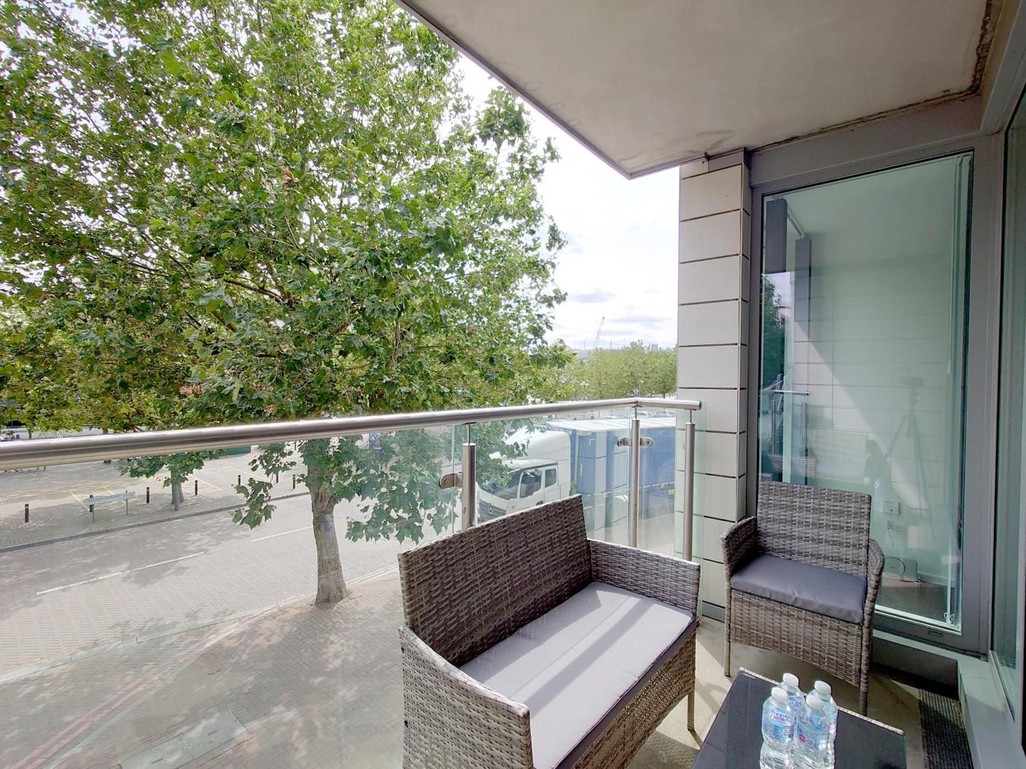 Fully Serviced Two Bed By Excel & O2 Apartment London