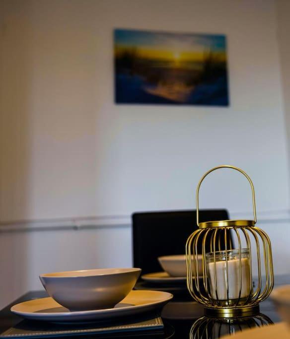2 Bedrooms -parking-very Spacious-wifi Apartment London