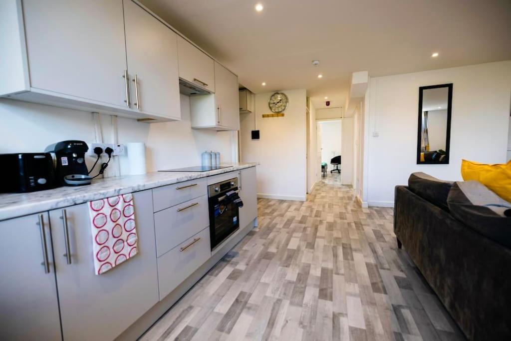 2 Bedrooms -parking-very Spacious-wifi Apartment London