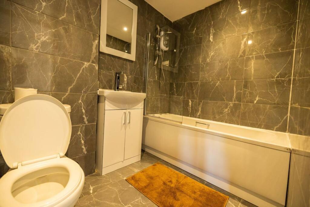 2 Bedrooms -parking-very Spacious-wifi London
