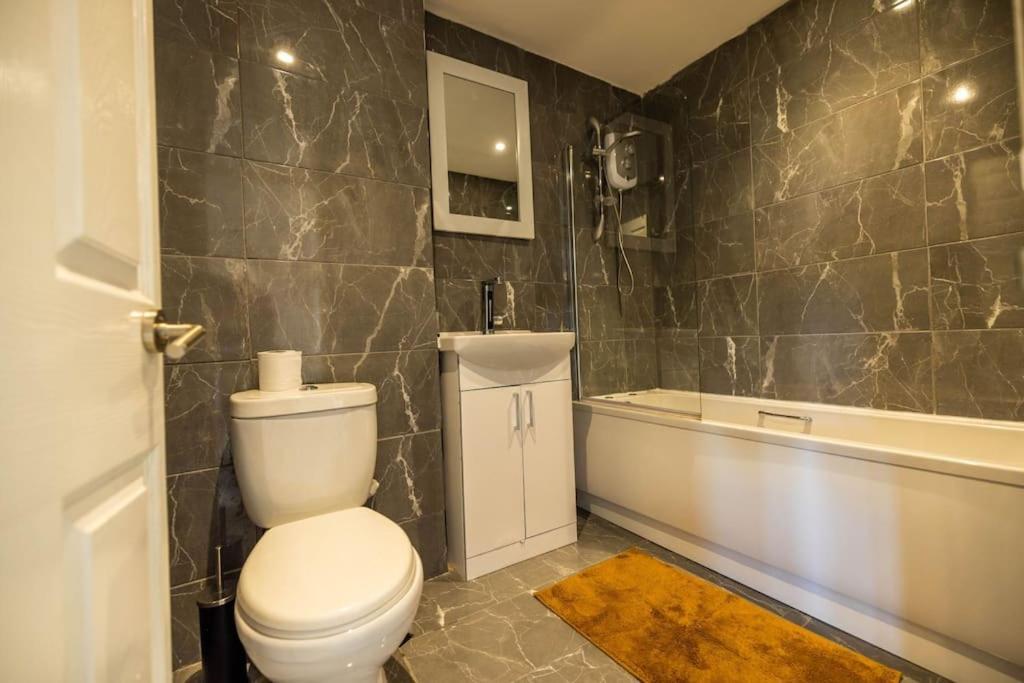 2 Bedrooms -parking-very Spacious-wifi Apartment