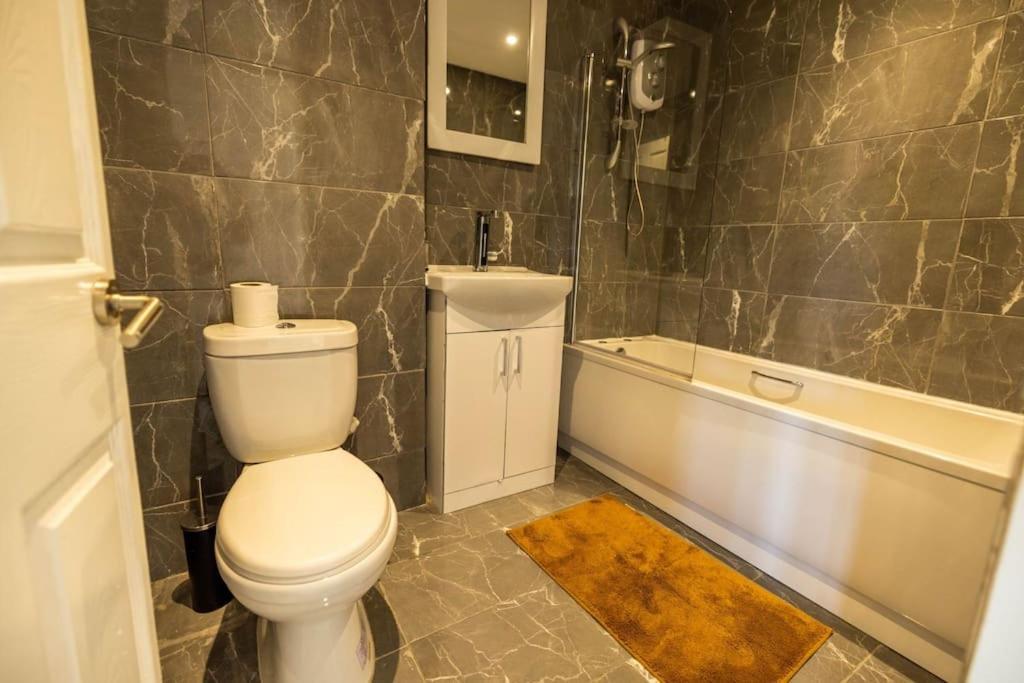 2 Bedrooms -parking-very Spacious-wifi Apartment *