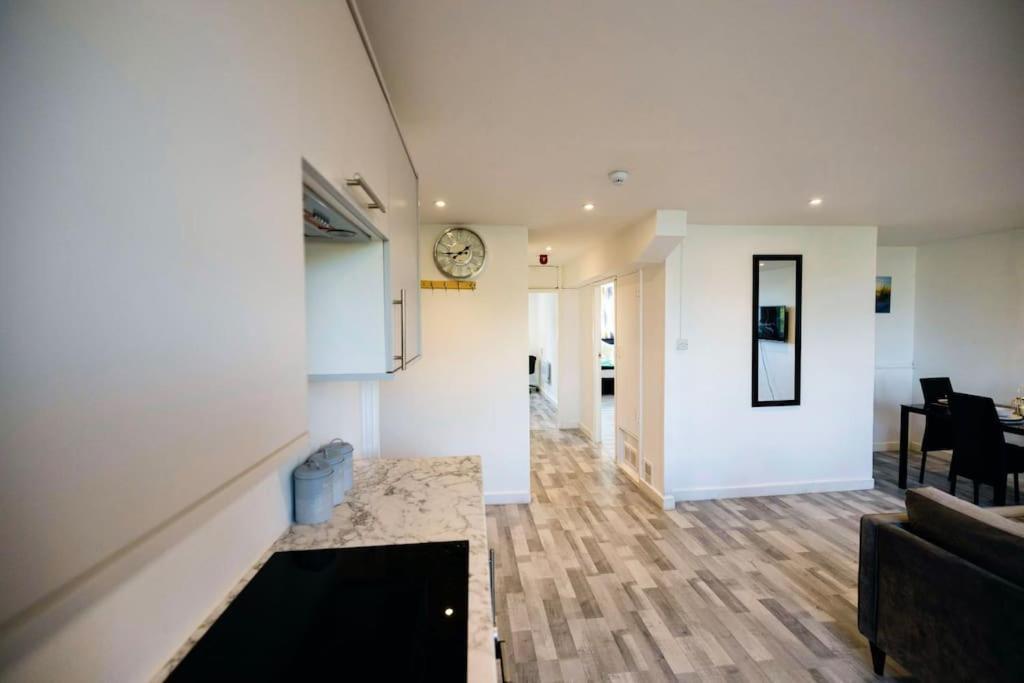 2 Bedrooms -parking-very Spacious-wifi Apartment London