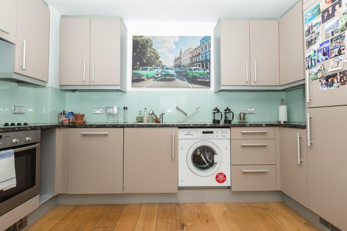 2 Bedroom East With Amazing Views London