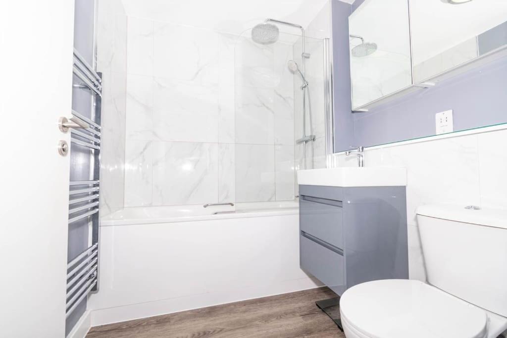 Modern, Spacious Entire 1 Bedroom Apartment. Apartment *