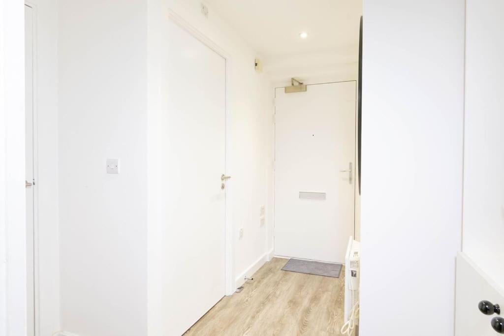 Modern, Spacious Entire 1 Bedroom Apartment. * London