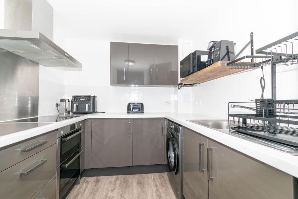 Apartment Modern, Spacious Entire 1 Bedroom Apartment.
