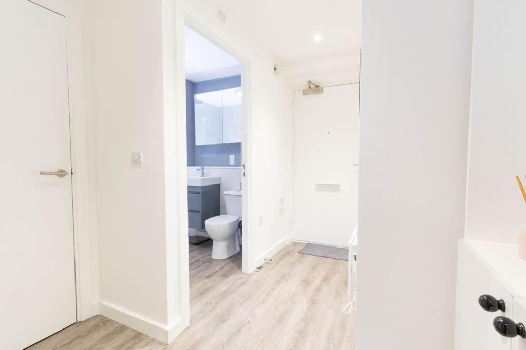 Apartment Modern, Spacious Entire 1 Bedroom Apartment. *