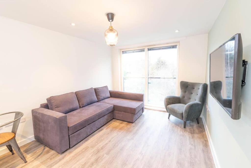 Apartment Modern, Spacious Entire 1 Bedroom Apartment. London