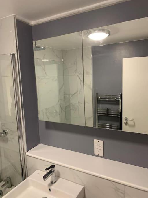 Modern, Spacious Entire 1 Bedroom Apartment. London