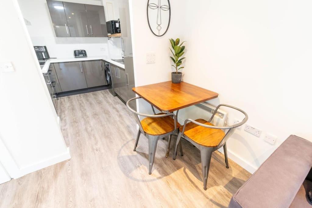 Modern, Spacious Entire 1 Bedroom Apartment. Apartment