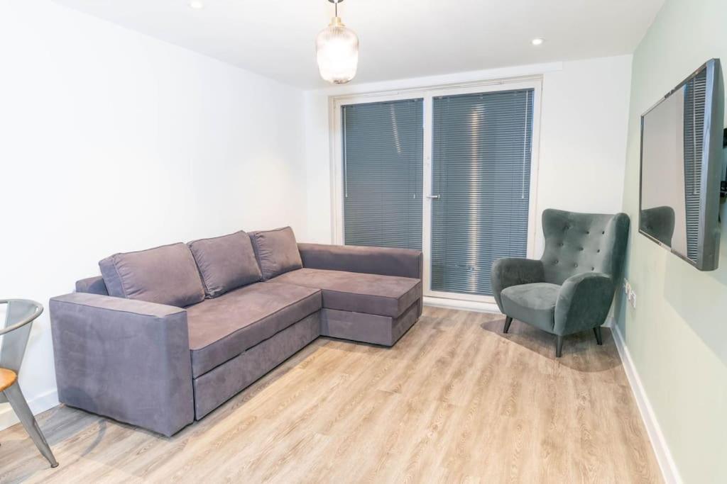 Modern, Spacious Entire 1 Bedroom Apartment. Apartment *