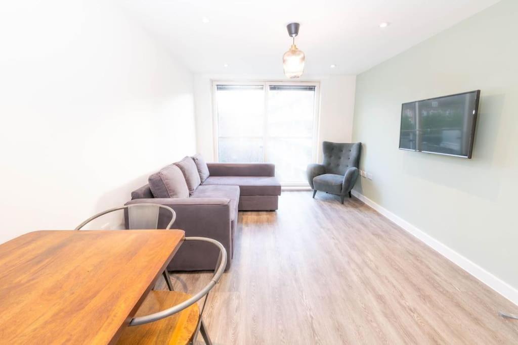 Modern, Spacious Entire 1 Bedroom Apartment. * London
