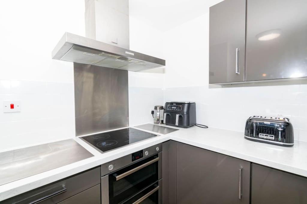 Modern, Spacious Entire 1 Bedroom Apartment. Apartment