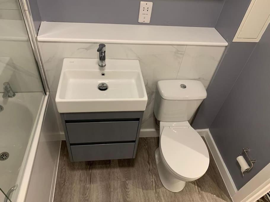 Apartment Modern, Spacious Entire 1 Bedroom Apartment. *