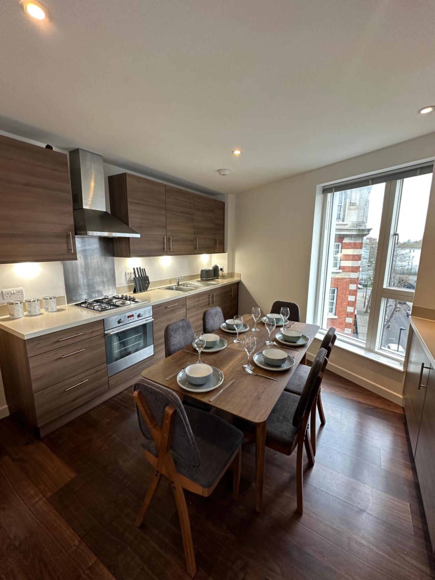 Modern & Spacious 3 Bed With Free Parking & Lift In Shoreditch, Next To Station Londen