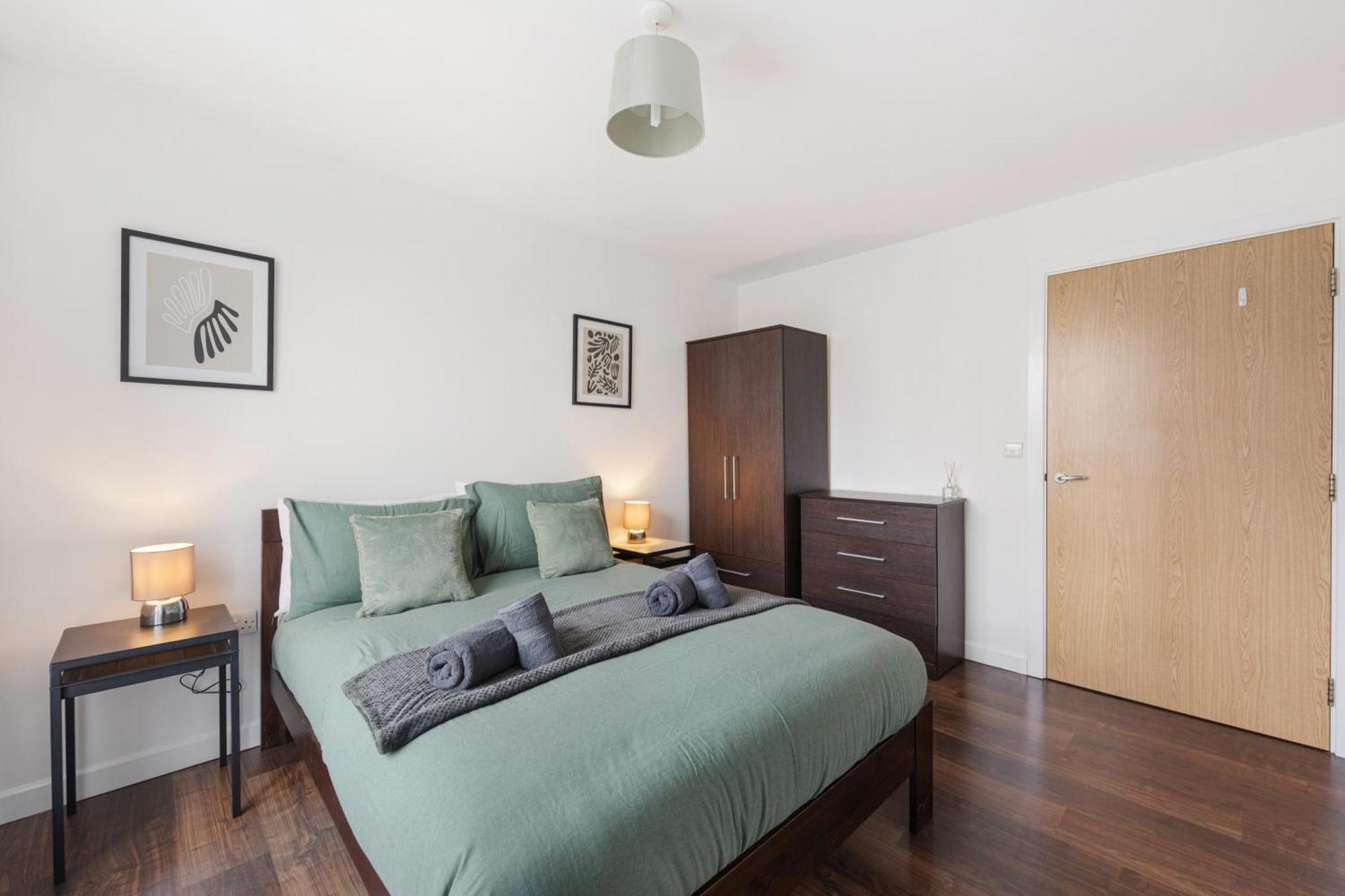 Modern & Spacious 3 Bed With Free Parking & Lift In Shoreditch, Next To Station Londen